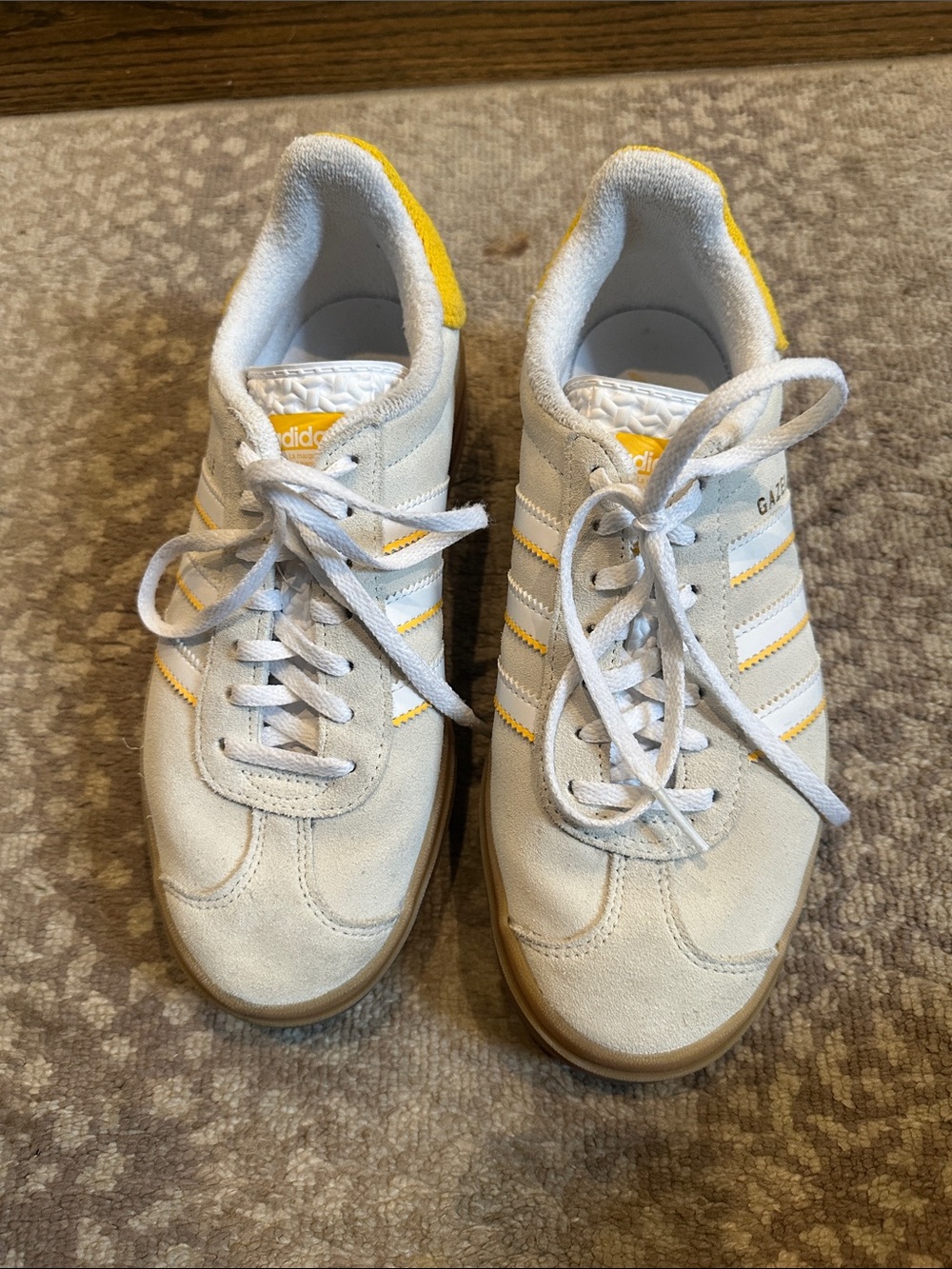 adidas women’s 7.5 White and Yellow Gazelle Sneakers